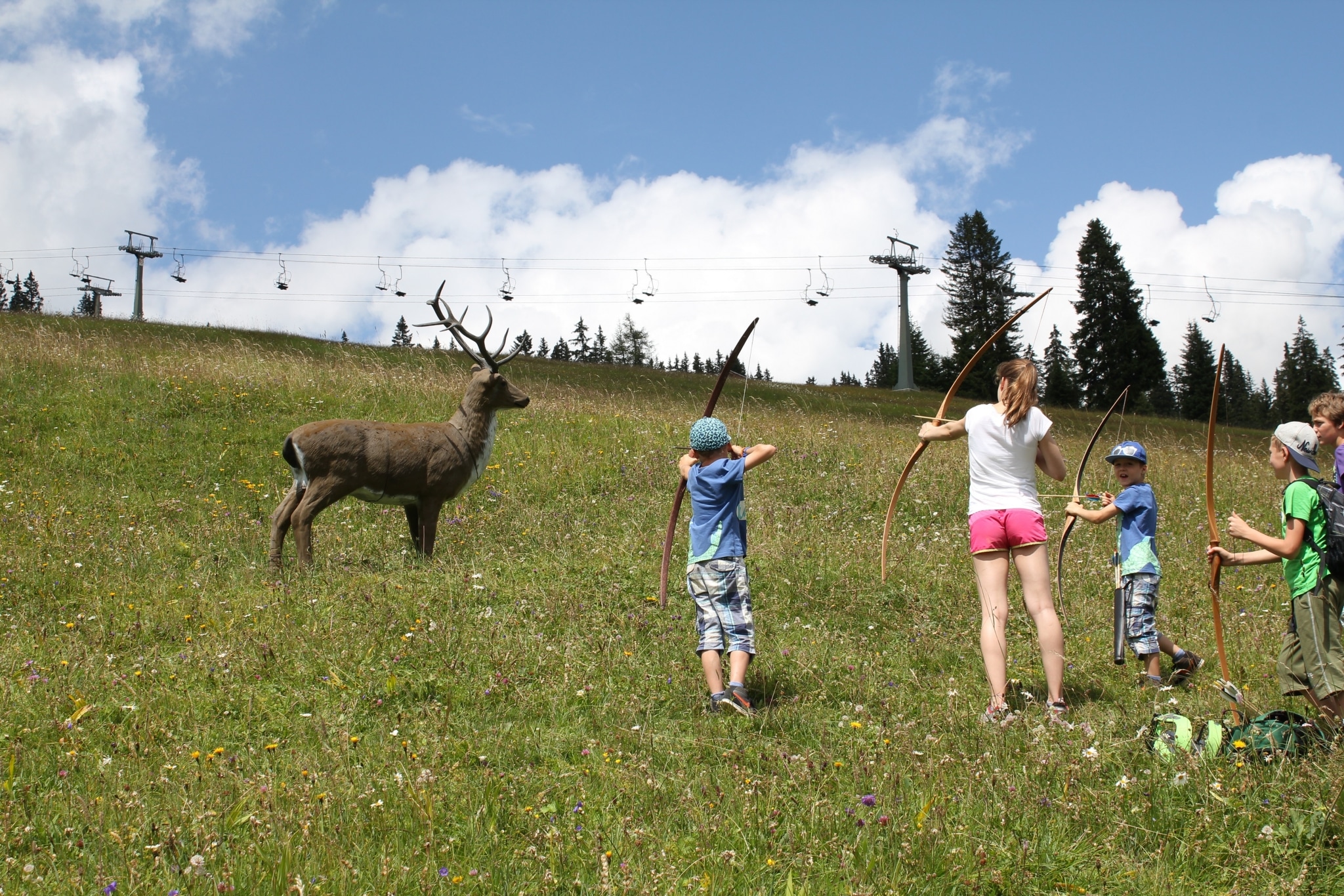 Beim Bogenschießen in Lech am Arlberg lernen Kinder Präzision und Ausdauer