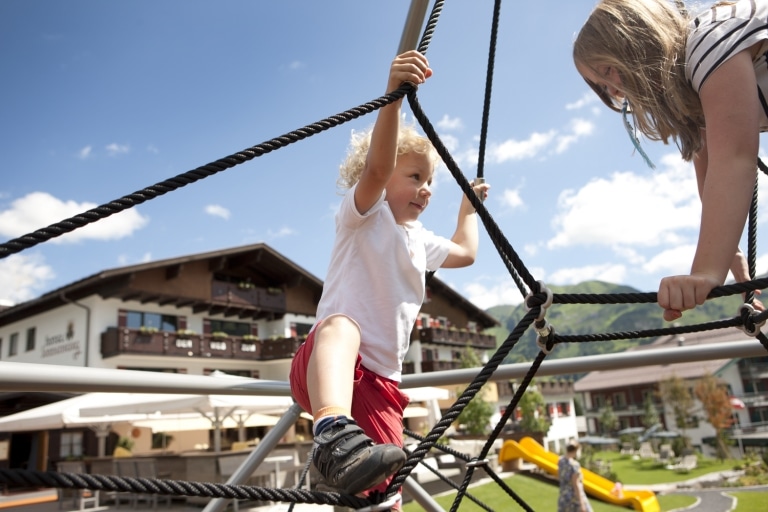 Beim Familienurlaub im Sommer in Lech am Arlberg kommen die kleinen Gäste sowohl im 5-Sterne-Stammhaus Sonnenburg, als auch im 4-Sterne Superior Landhaus Sonnenburg in Oberlech voll auf ihre Kosten