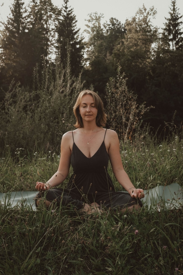 Anna Kanonier, Yoga-Trainerin, im Lotussitz